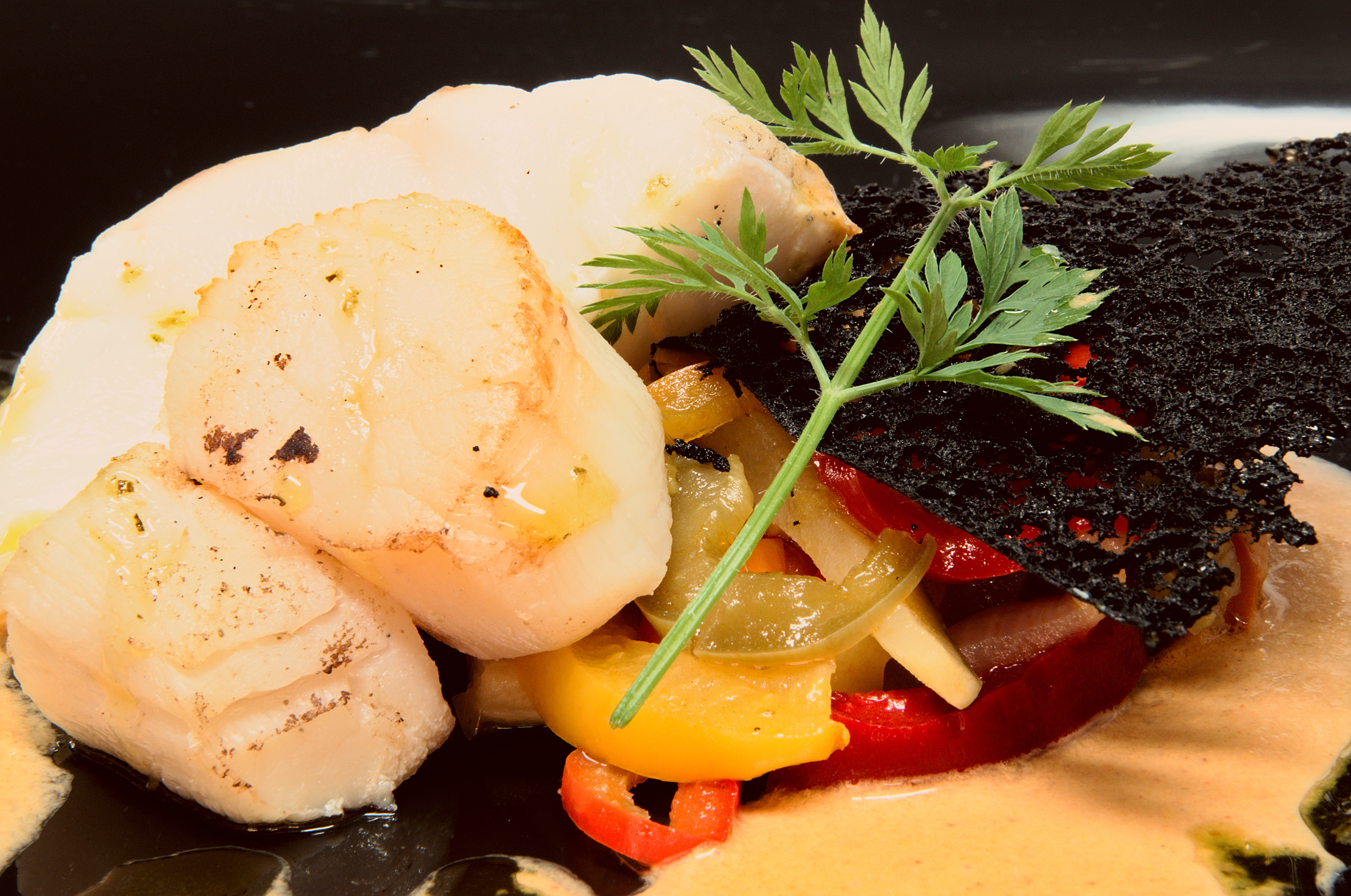 Duo de cabillaud & Saint-jacques, piperade de légumes & coulis de piment doux, tuile à l'encre de seiche