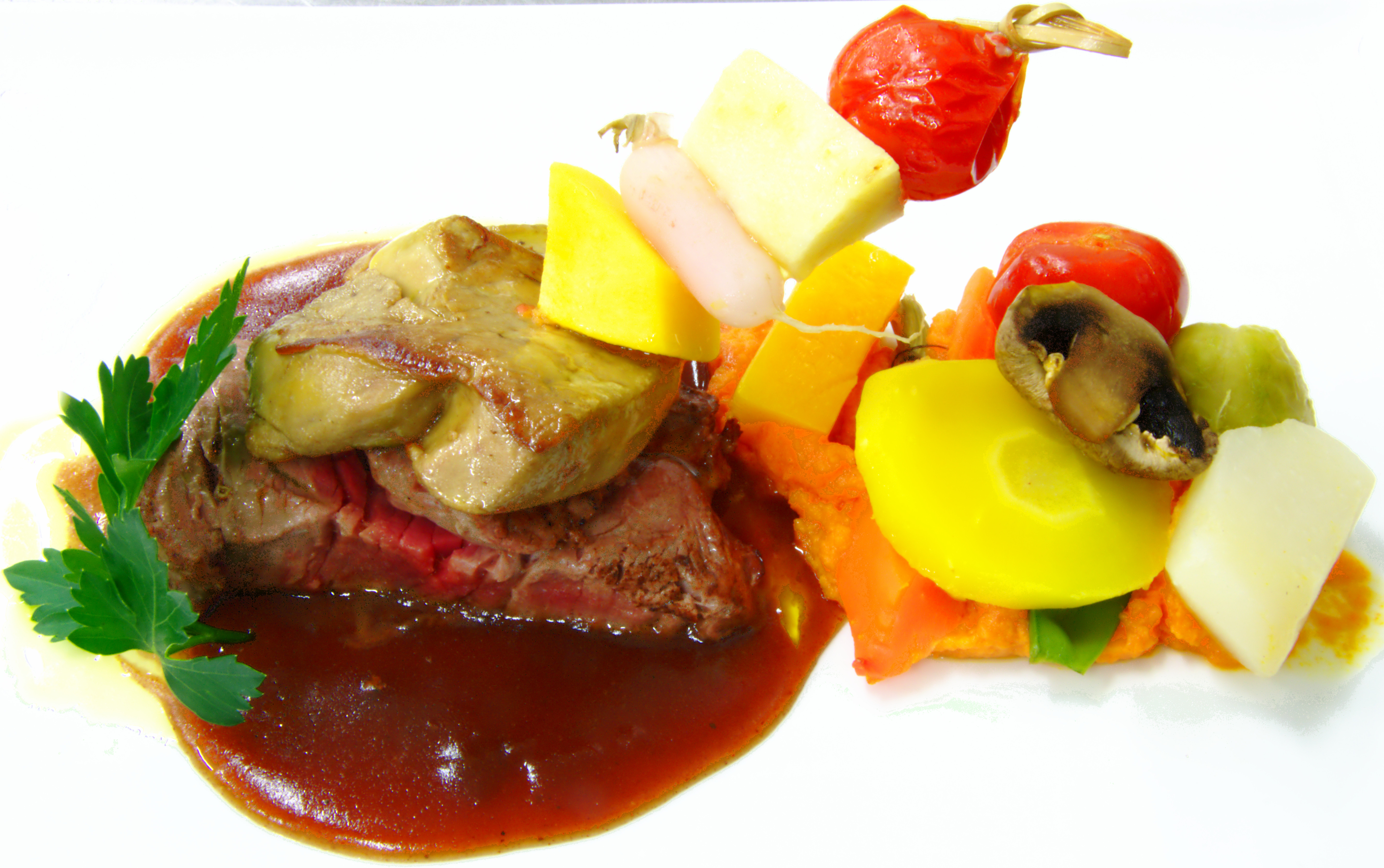 Filet de boeuf & foie gras poëlé, crémeux carottes au cumin, petits légumes & brochettes de légumes oubliés