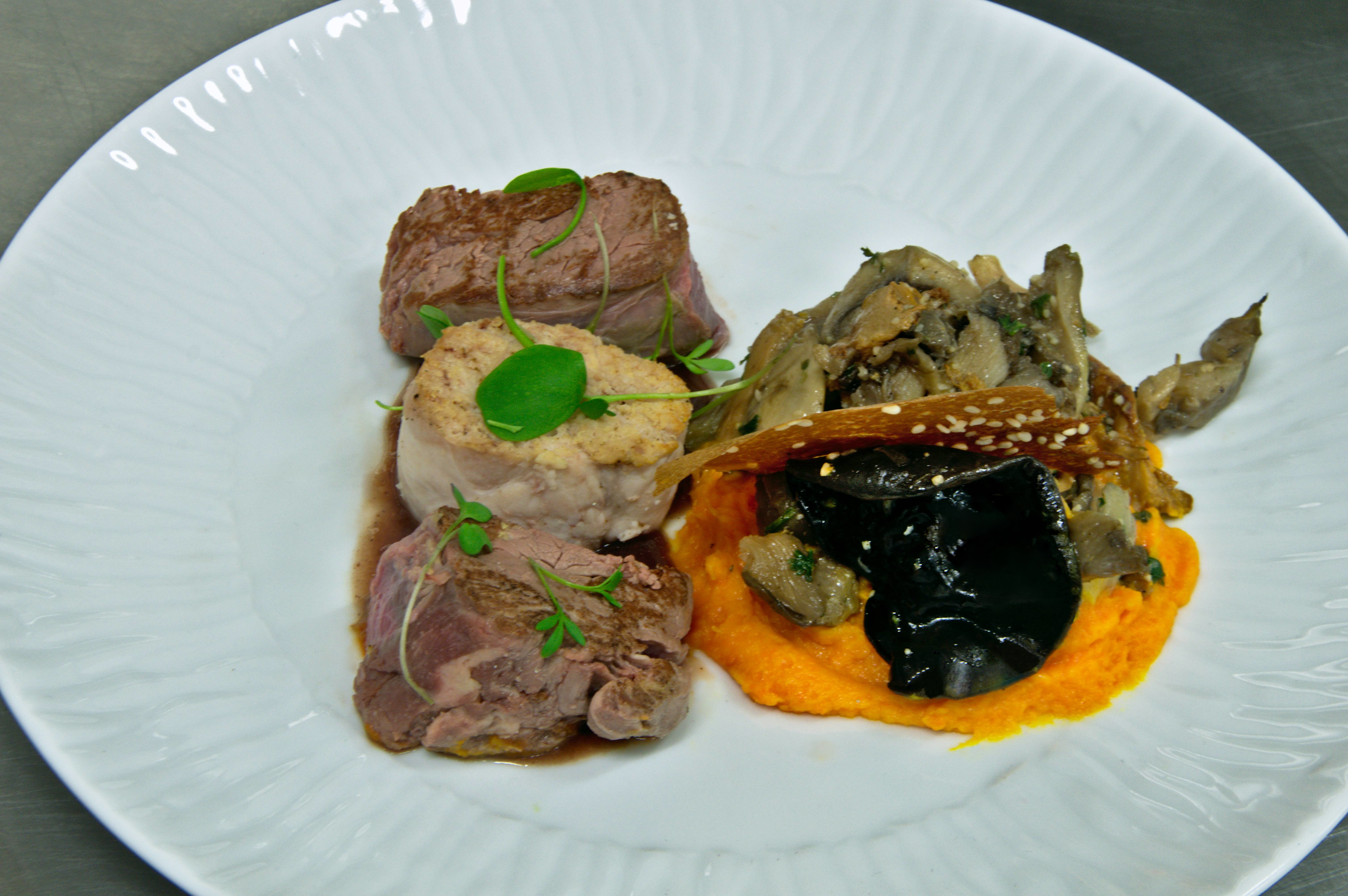 filet et ris de veau, jus réduit au vin rouge et épices, purée fine de butternut à l'orange et champignons en persillade citronée