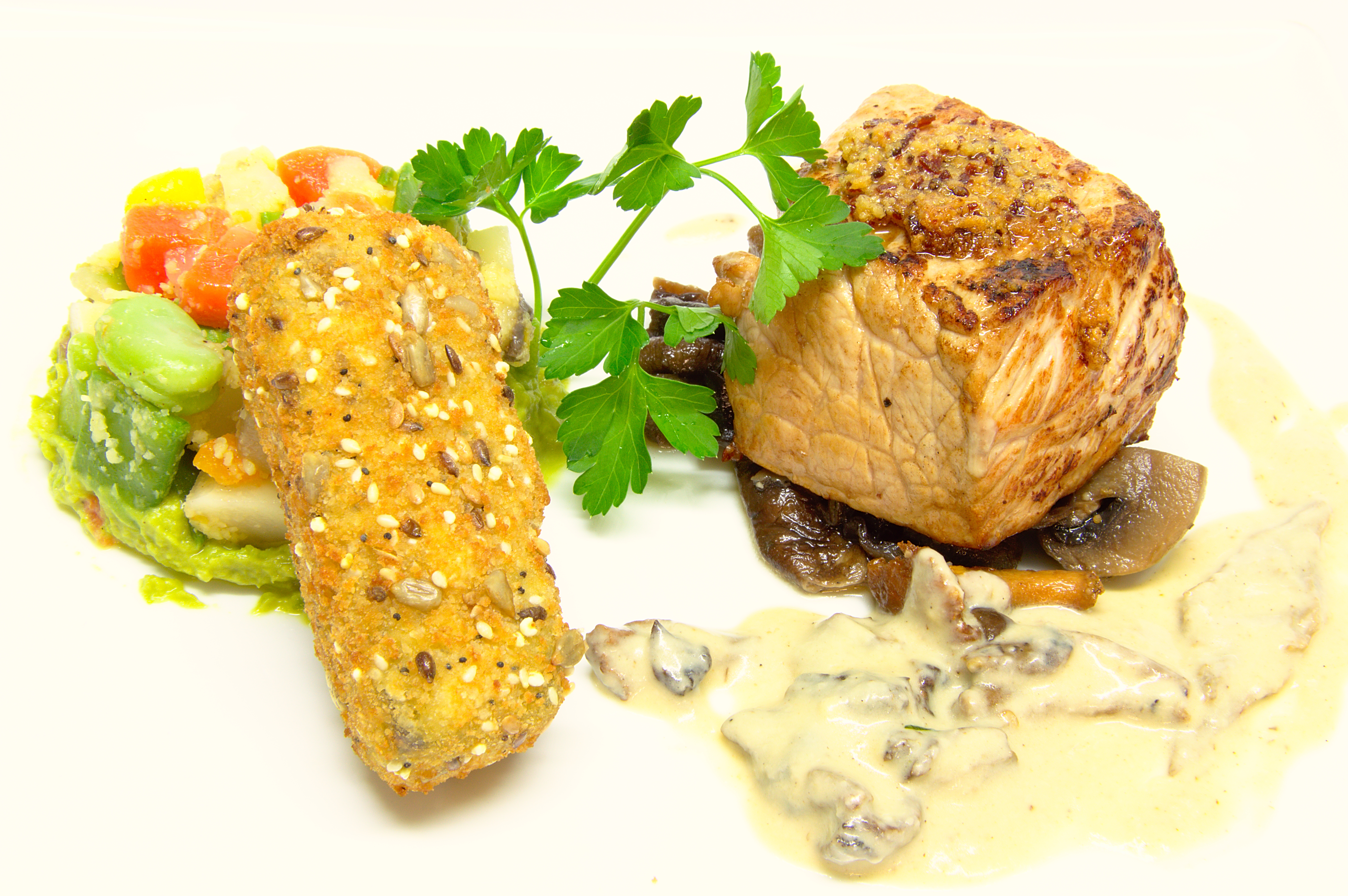 Noix de veau & champignons nobles sauce vin jaune, crémeux de pois & petits légumes, croquette de prunelle