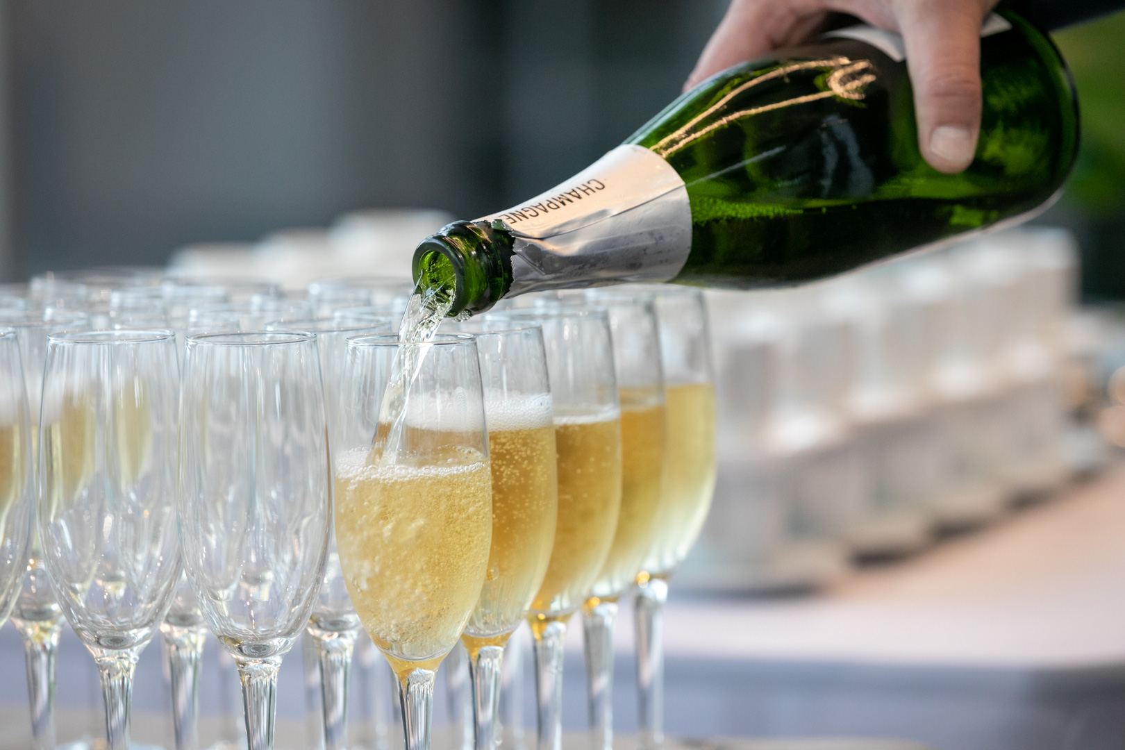 Service du champagne à l'apéritif